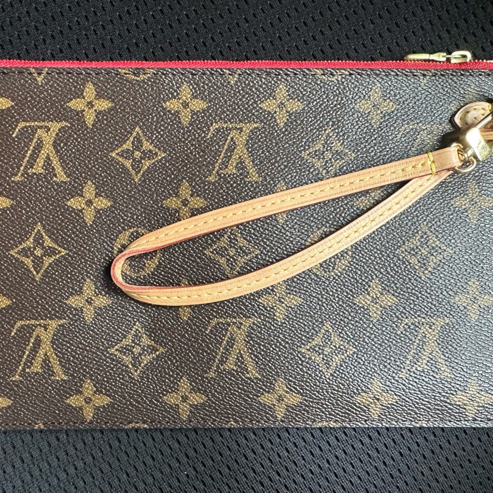 Neverfull pochettette. Excellent condition . 2018 purchased at LV in France.